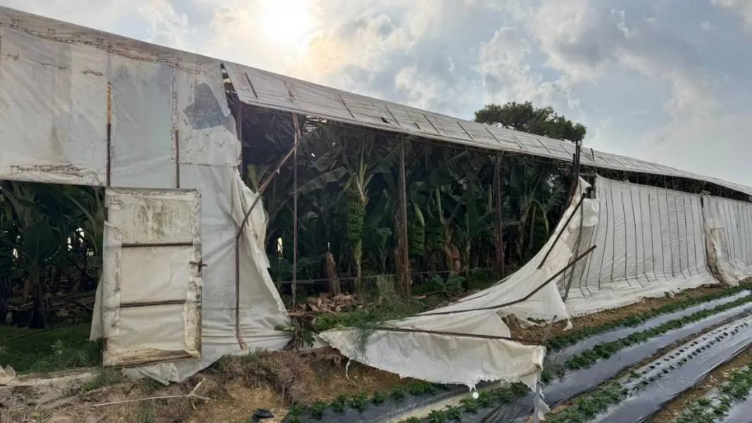 Mersin’de Seraları Yerle Bir Eden Hortum Kameraya Yansıdı! 6